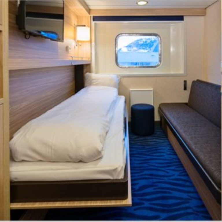 A cozy hotel room