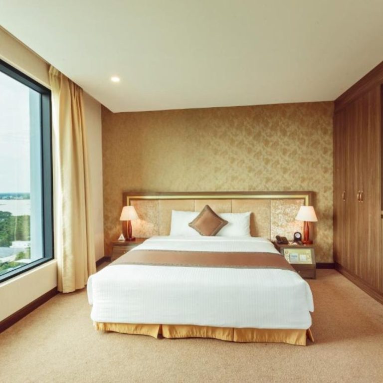 Luxurious Hotel Room
