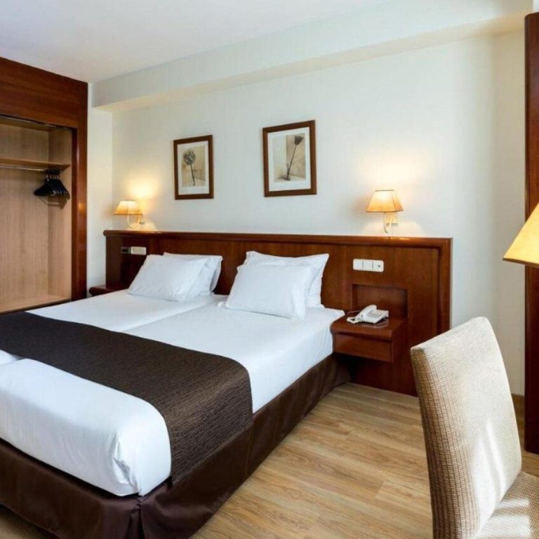 A cozy hotel room