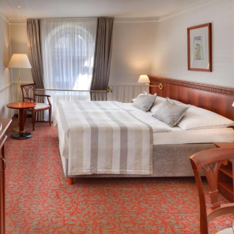 A cozy hotel room
