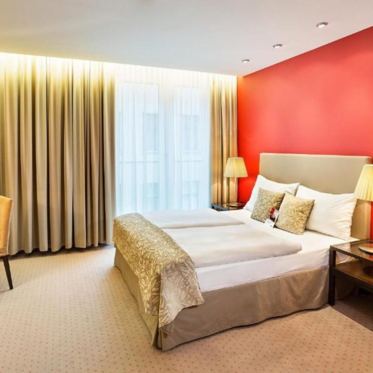 A cozy hotel room