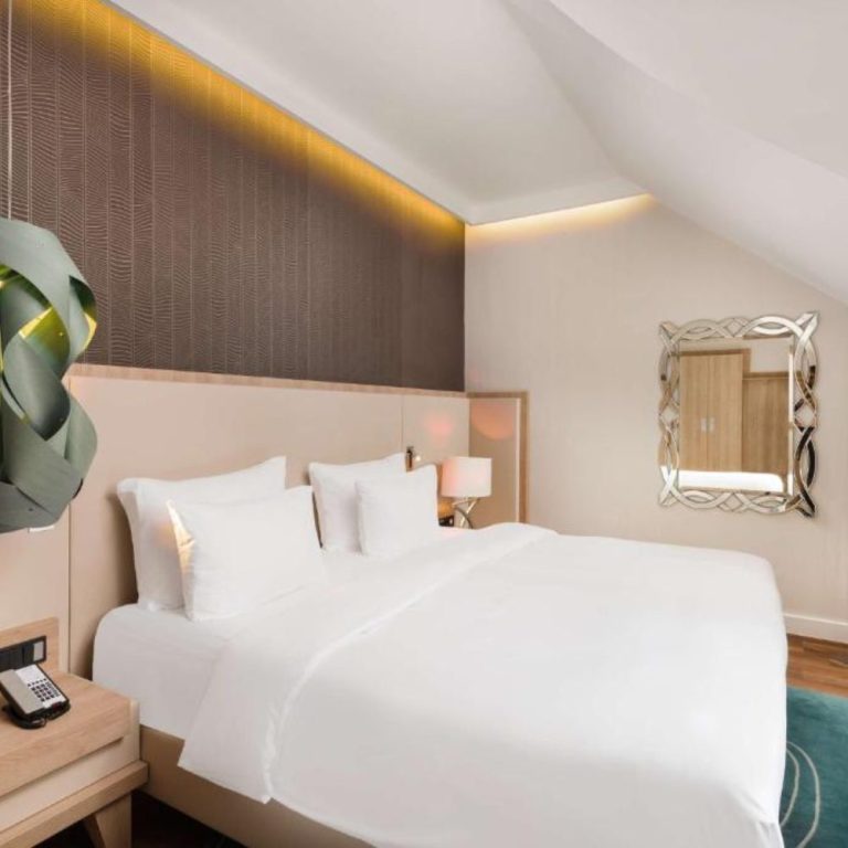 A cozy hotel room
